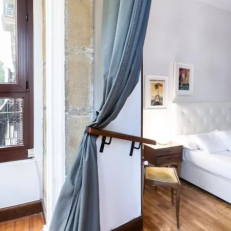 Cathedral Apartment *